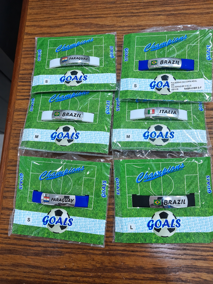 Mega Promociones ✨ Plaquitas Metálicas Temáticas de Fútbol – Brasil, Paraguay, Italia y más Países ⚽ | Pack x100 Unidades | Caja Cerrada x600 Unidades Surtidas