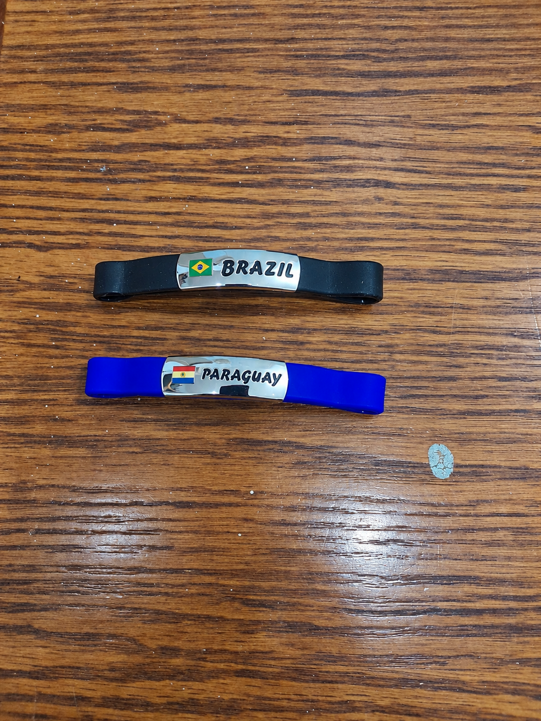 Mega Promociones ✨ Plaquitas Metálicas Temáticas de Fútbol – Brasil, Paraguay, Italia y más Países ⚽ | Pack x100 Unidades | Caja Cerrada x600 Unidades Surtidas